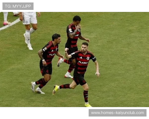 拜仁通过中路连续渗透令人窒息：足球战术的完美展现