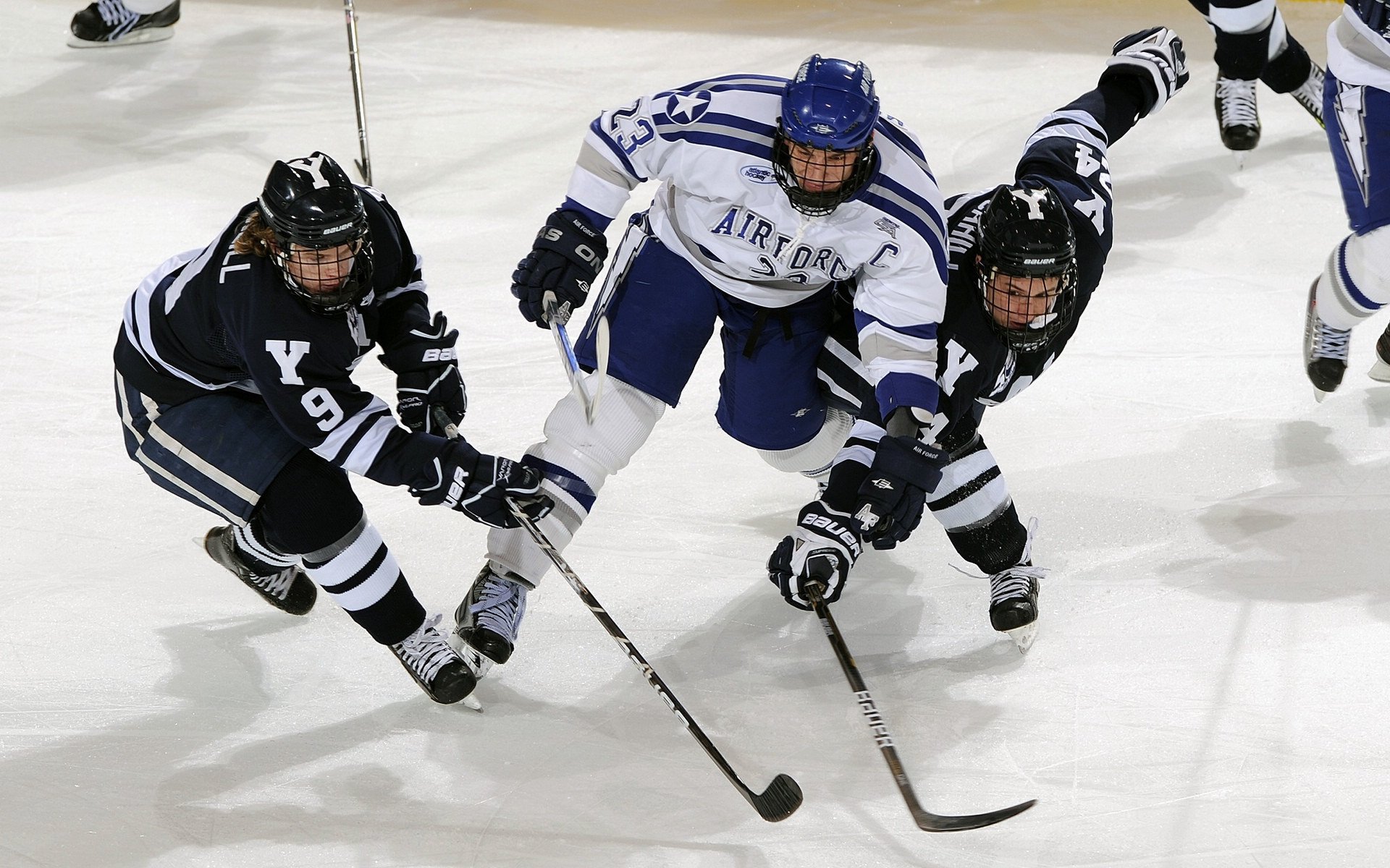 水上飞人挑战赛 高压喷射背包将选手送上十米高空